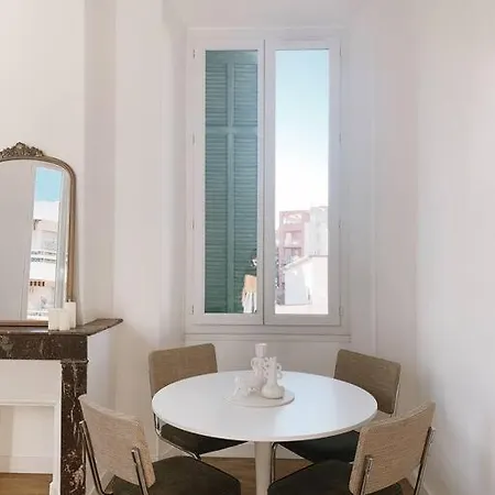 Climatise Centre De Apartment Cannes